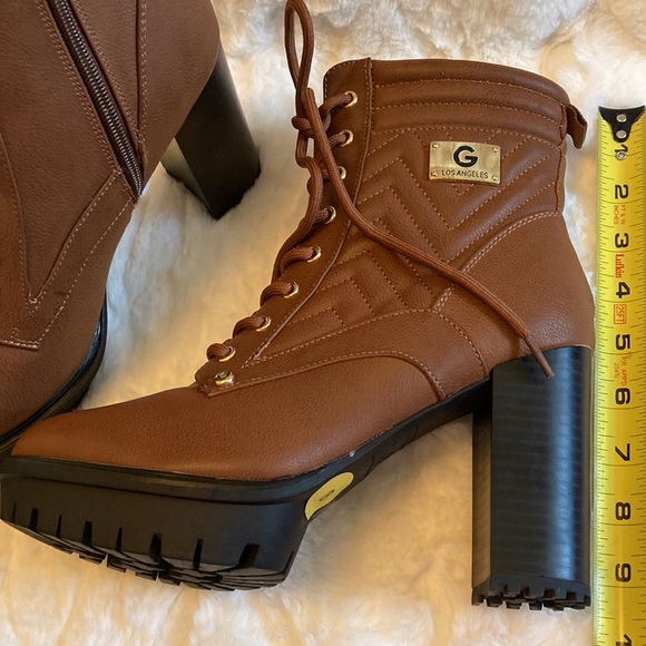 Never been worn,Brown boots side 8,zipper, on sides, lace up the front - Picture 7 of 7